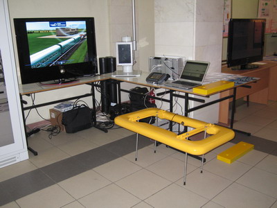 Выставочное оборудование. Слева направо:   радиороутер универсального цифрового радиоканала, боротовой локомотивный компьютер, локомотивная антенна и путевой приемоответчик